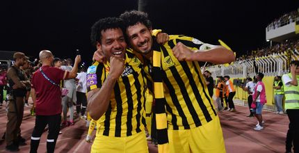 حجازي يحتفل مع رومارينيو بعد نهاية مباراة الفيحاء مايو 2023 وحسم التتويج بلقب الدوري