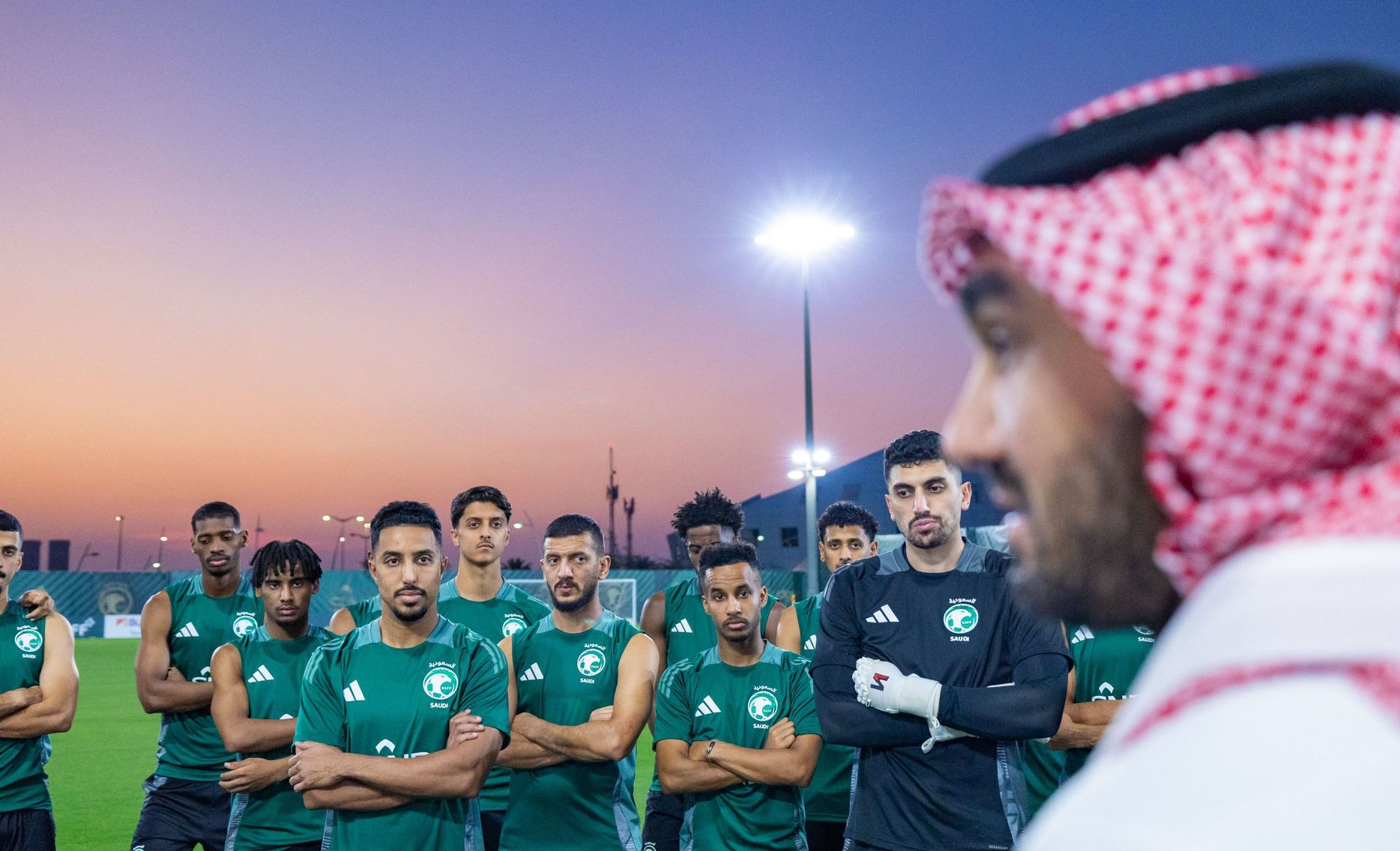 الأمير عبد العزيز بن تركي الفيصل مع لاعبي المنتخب السعودي أثناء استعداداتهم لتصفيات المونديال في أكتوبر 2024