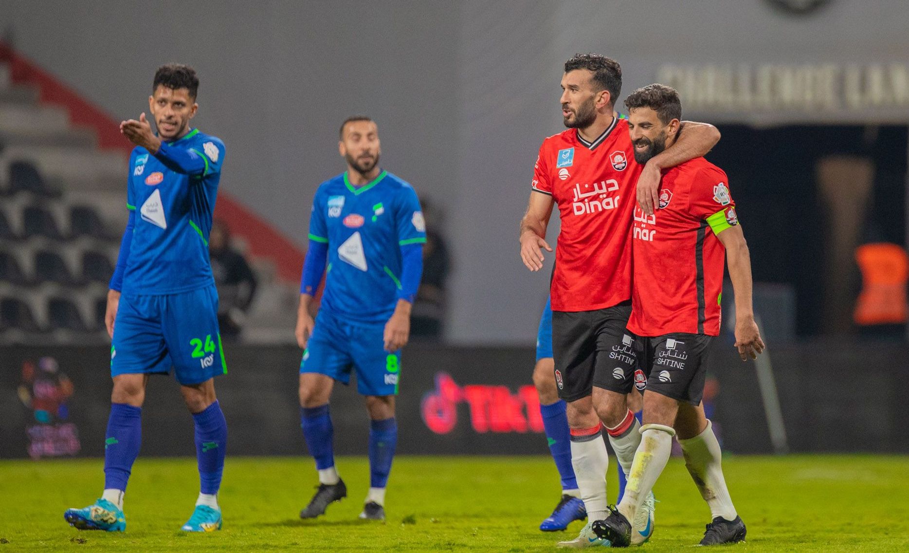 أمير سعيود يهنئ محمد فوزير في مباراة الرائد أمام الفتح