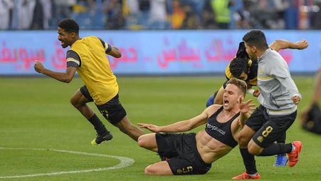 برونو اوفيني يحتفل بهدفه في مرمى الهلال في ديربي العاصمة مارس 2019 الذي شهد انتصار النصر 3-2