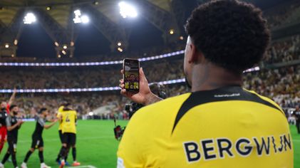 .ستيفن بيرغوين يحتفل مع الجماهير بفوز الاتحاد على النصر
