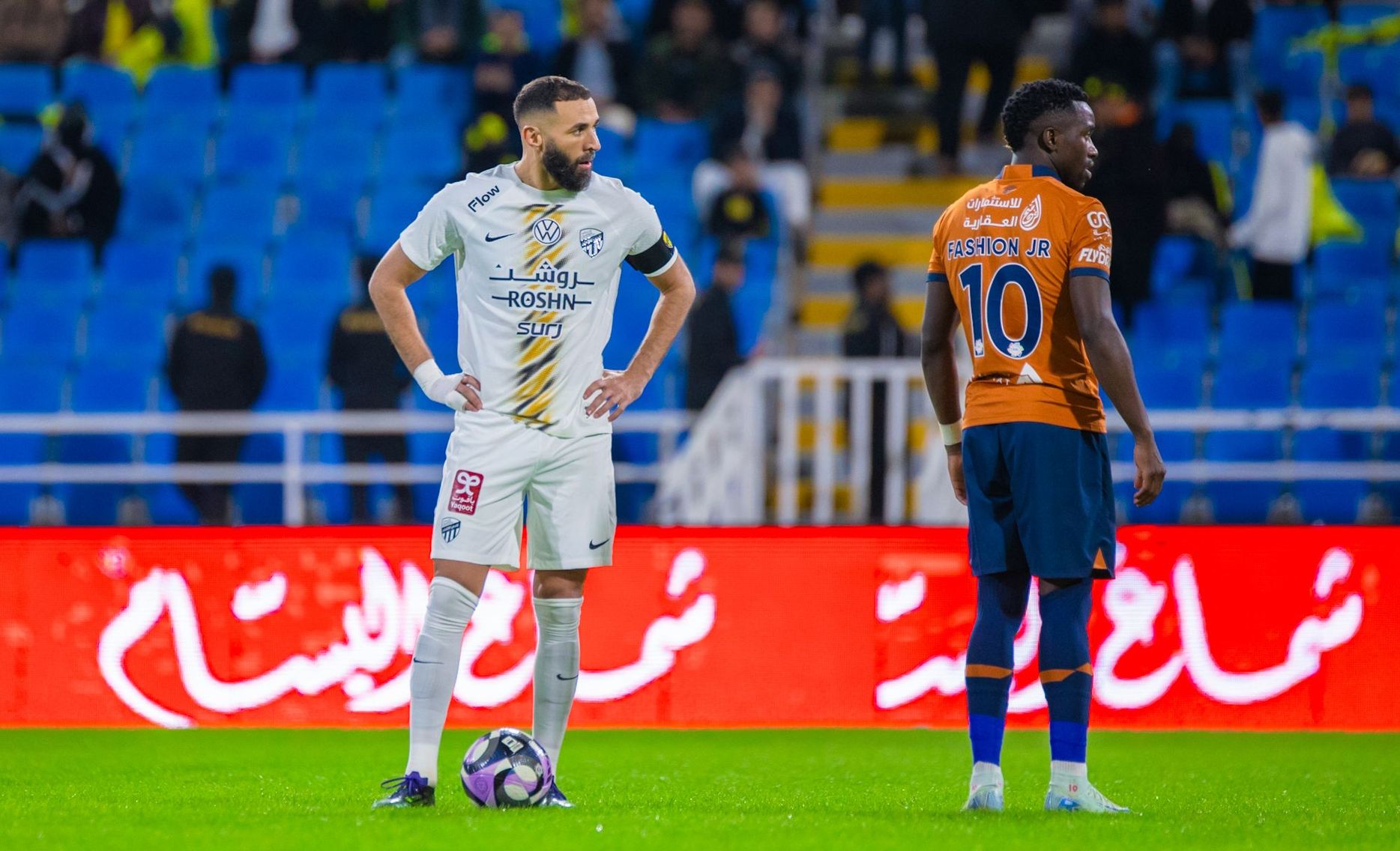 كريم بنزيما حزينًا في مباراة الاتحاد أمام مستضيفه الفيحاء