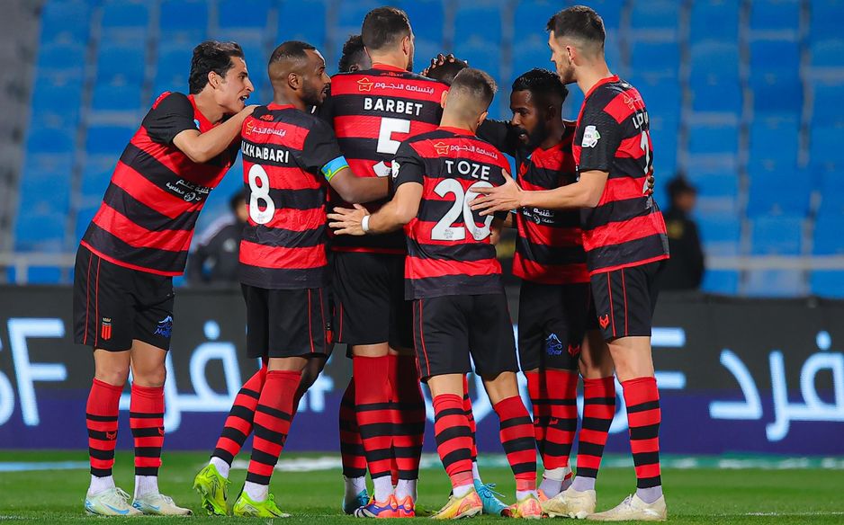 احتفال لاعبين الرياض بالفوز على التعاون