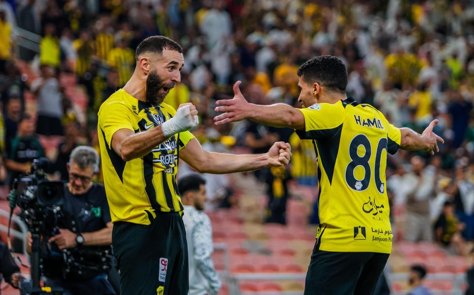 بنزيما يحتفل بالهدف الثاني أمام الشباب