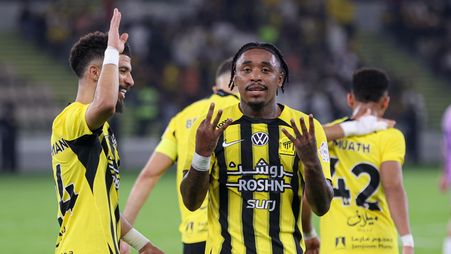 العبود يهنئ بيرغوين بأحد هدفيه في مباراة الاتحاد والخلود