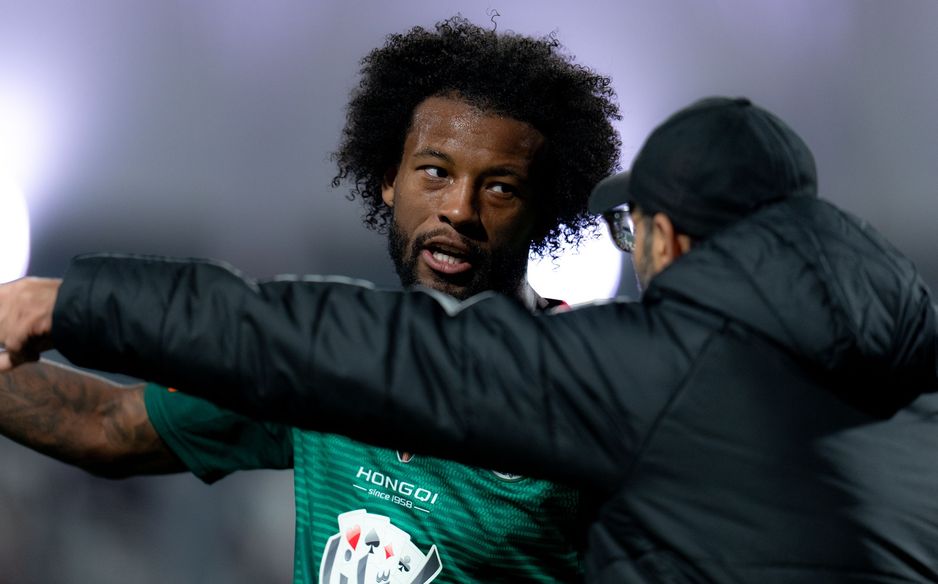 Al Ettifaq captain Georginio Wijnaldum talks with manager Saad Al Shehri