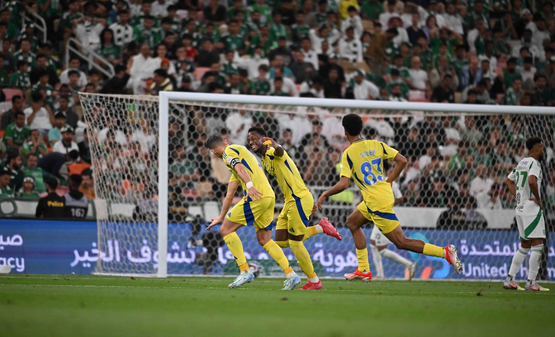 جون دوران يحتفل مع رونالدو بالهدف أمام الأهلي