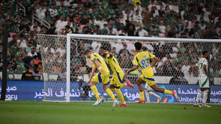 جون دوران يحتفل مع رونالدو بالهدف أمام الأهلي