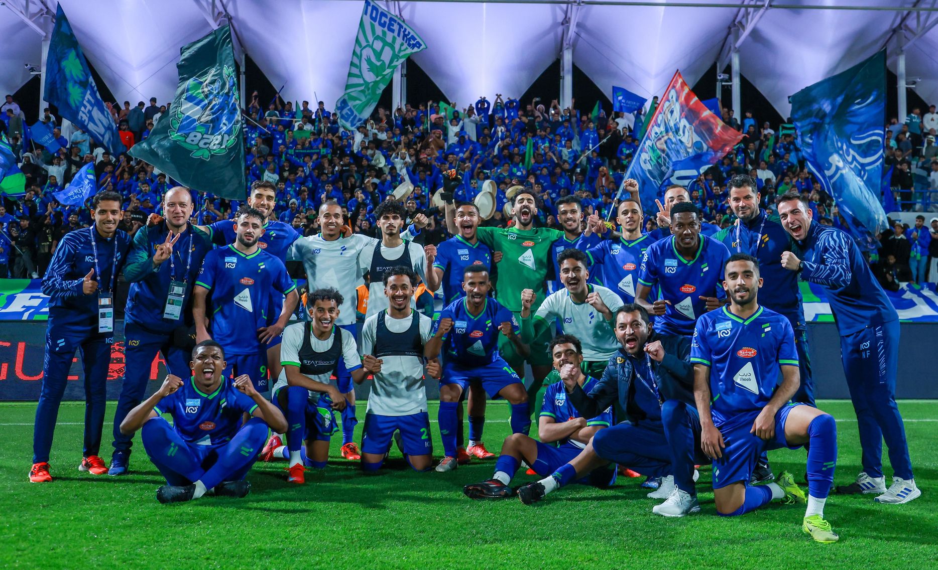 لاعبين الفتح وجماهيرهم