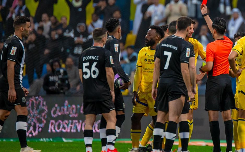 جيروتو يتعرض للطرد ويترك التعاون بعشرة لاعبين