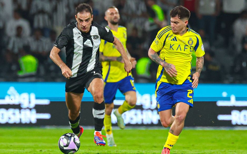 Giacomo Bonaventura and Marcelo Brozovic (back centre) renew hostilities in Matchweek 24