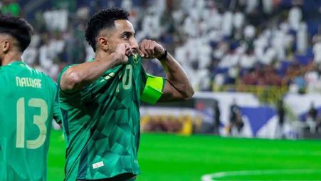 القائد سالم الدوسري يقبل شعار المنتخب السعودي بعد تسجيله هدف الانتصار أمام الصين