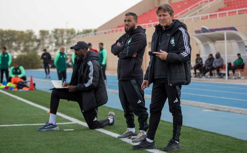 مشبب زياد، يدوّن ملاحظاته خلال إحدى دورات البرو للمحترفين