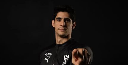 حارس مرمى الهلال ياسين بونو خلال مقابلته مع فيفا