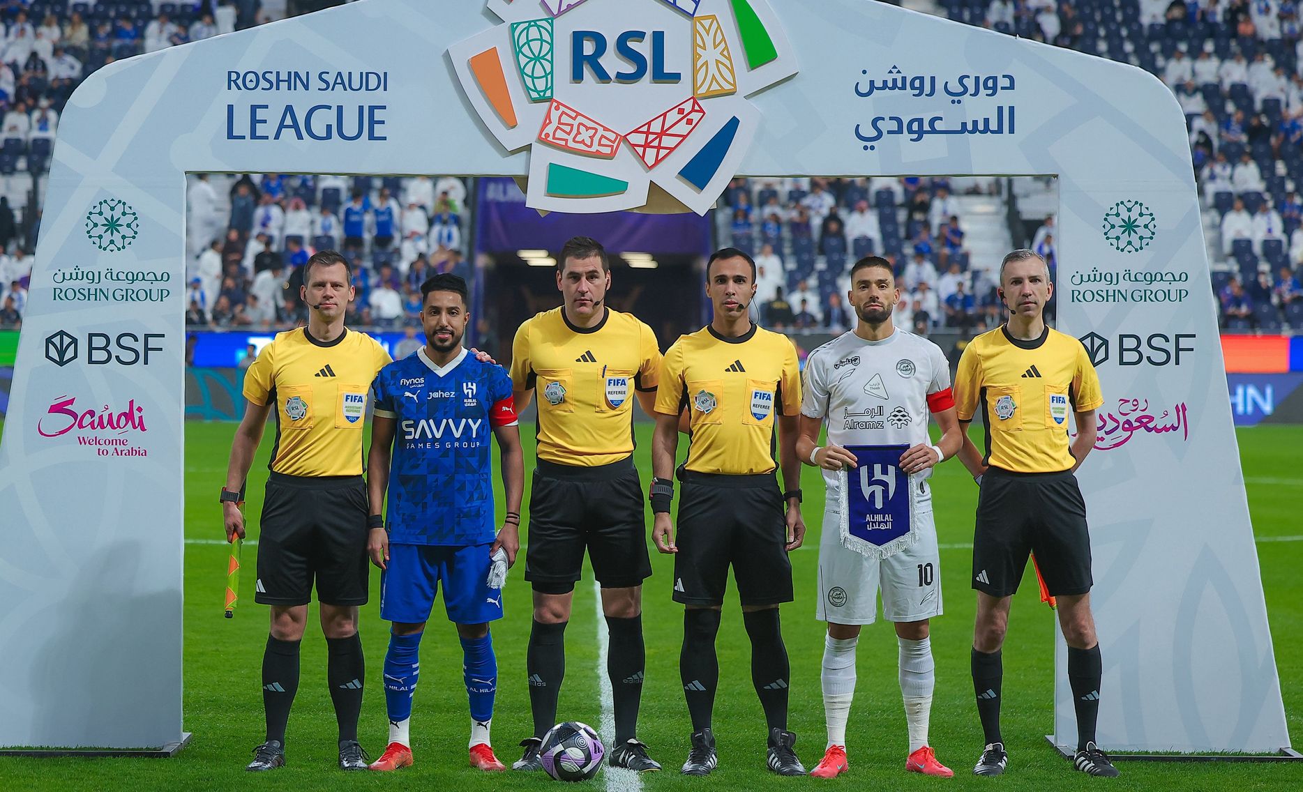 سالم الدوسري ويانيك كاراسكو في اللقطة التي تسبق المواجهات