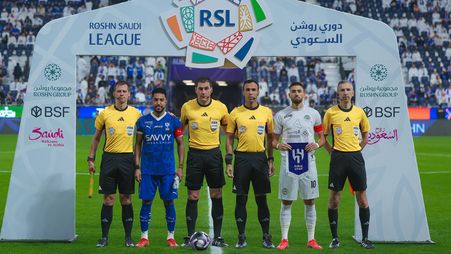 سالم الدوسري ويانيك كاراسكو في اللقطة التي تسبق المواجهات