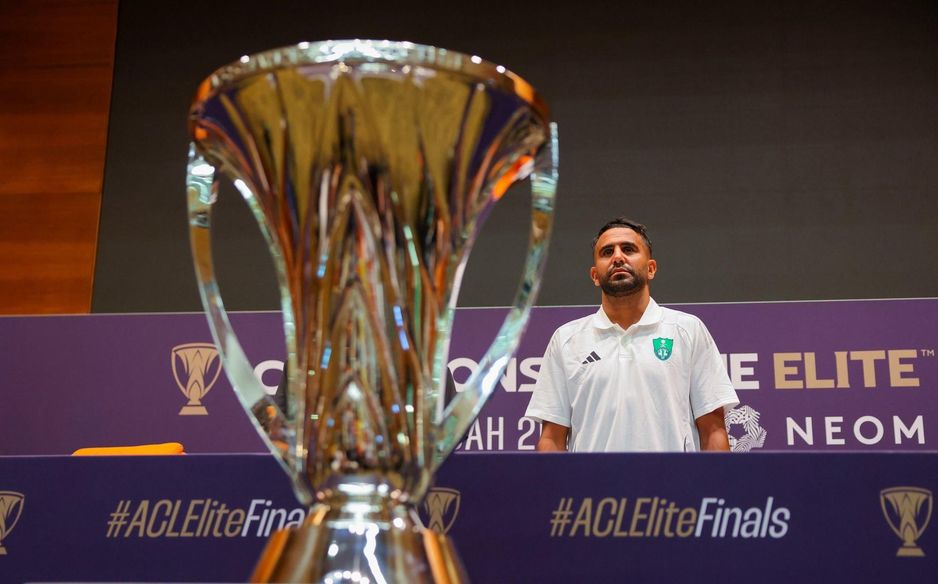 رياض محرز في لقطة تذكارية مع كأس دوري أبطال آسيا للنخبة