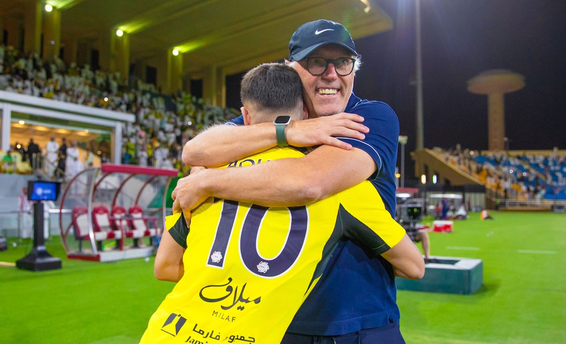 لوران بلان يعانق حسام عوار فرحًا بعد حسم لقب الدوري