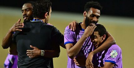 محمد جحفلي يمازح همام الهمامي بعد هدف البقاء ومزيان ماوليدا في تهنئة مع أحد أعضاء الطاقم الإداري في الفريق