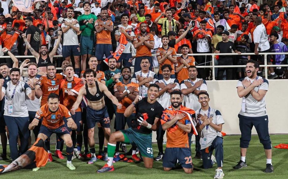 اللاعبين يحتفلون على طريقة ولي العهد - حفظه الله- بعد المباراة