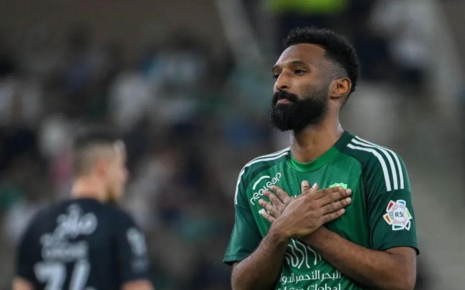 فراس البريكان لاعب الأهلي يحتفل على طريقة ولي العهد