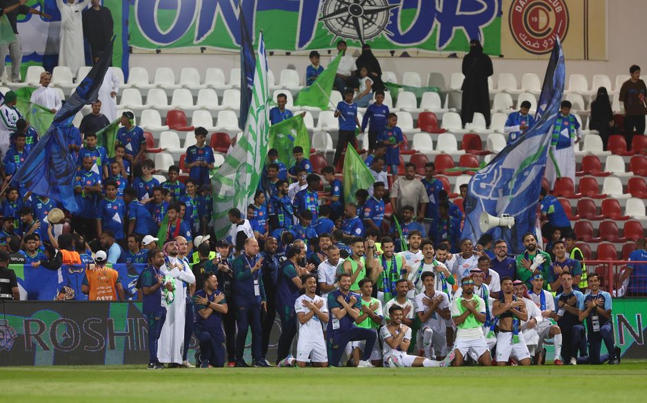 لاعبي الفتح يحتلفون على طريقة ولي العهد