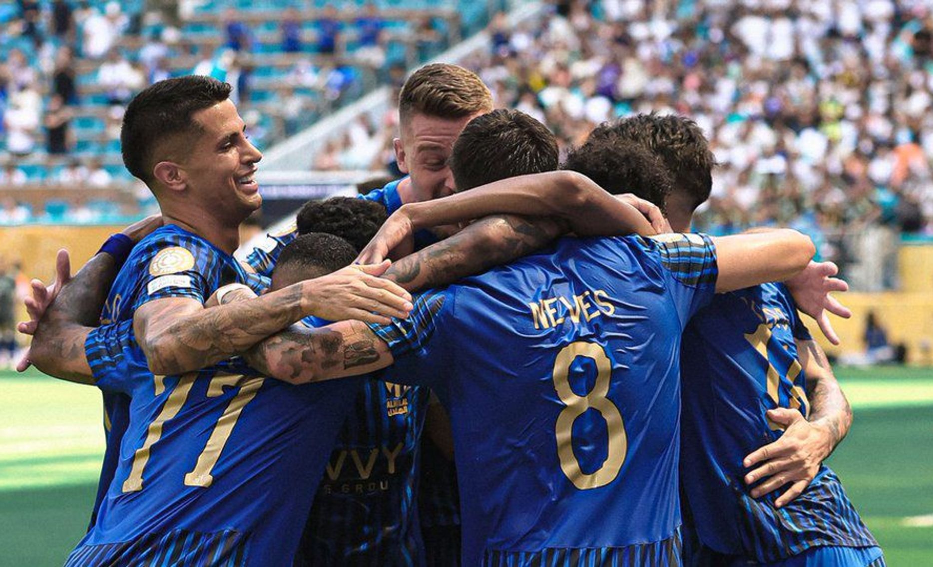 لاعبو نادي الهلال يحتفلون بهدف التعادل مع ريال مدريد