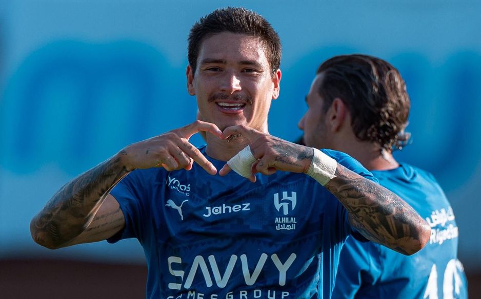 داروين نونيز يحتفل بهدف الهلال في مباراة ودية