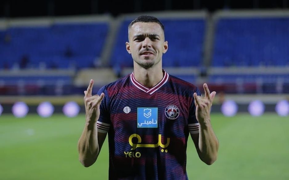 لاعب الوسط تيجانيتش يملك حلولًا فردية رائعة في التسجيل