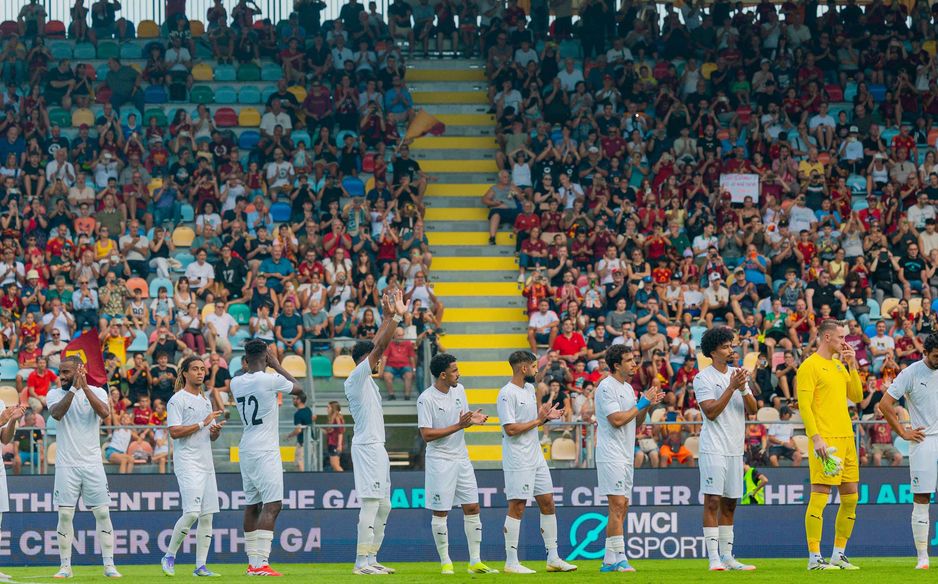 لاعبو نيوم يحييون الجماهير الإيطالية في ملعب بينيتو ستيربي