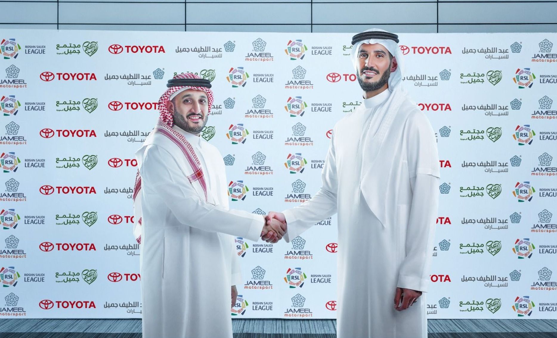 الرئيس التنفيذي عمر مغربل ممثلًا عن الرابطة في عقد الرعاية مع عبد اللطيف جميل