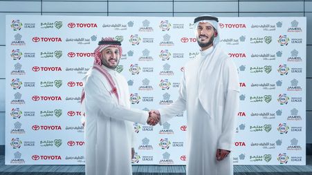 الرئيس التنفيذي عمر مغربل ممثلًا عن الرابطة في عقد الرعاية مع عبد اللطيف جميل