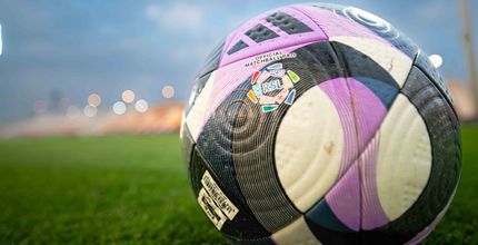 كرة المباراة في المواجهة الافتتاحية للدوري بين ضمك والحزم