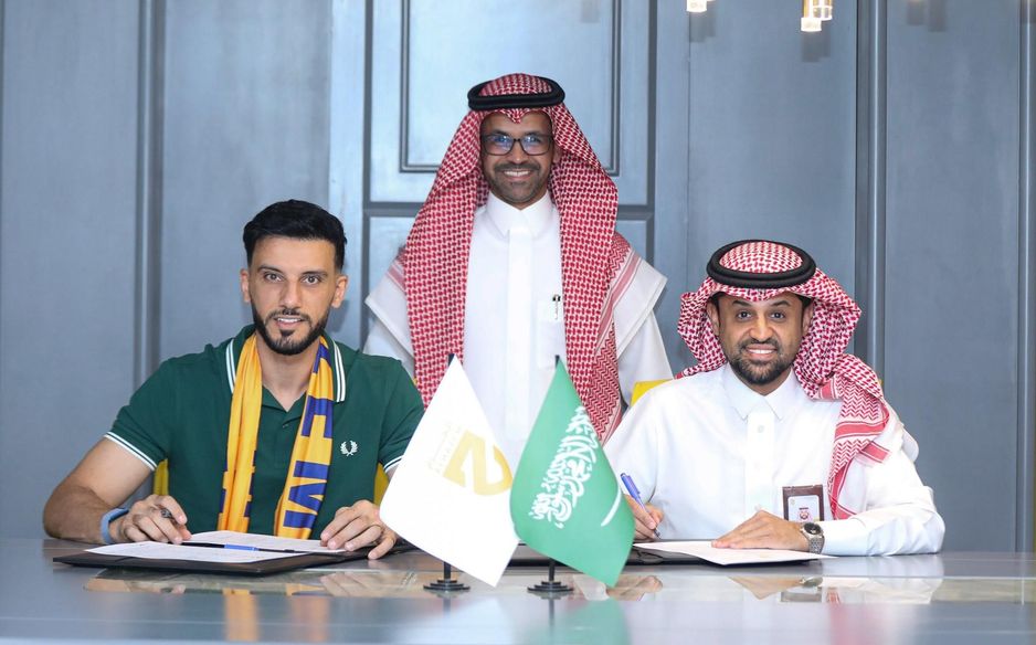 Omar Al Somah signing his contract at Al Hazem