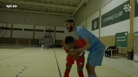 موهاو نكوتا لا يتمالك نفسه من الضحك