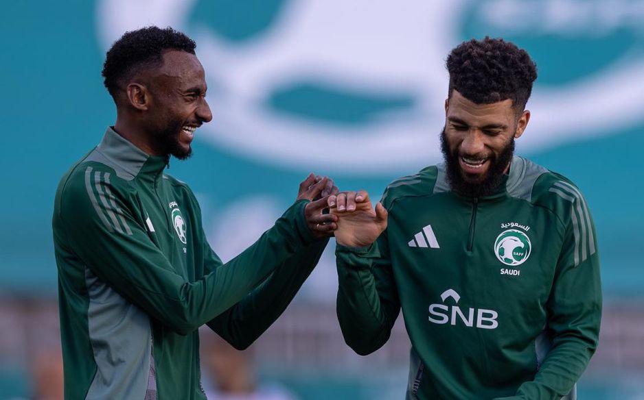 لاعبا الاتحاد والهلال عبدالرحمن والعبود ومتعب الحربي خلال التحضيرات لودية مقدونيا الشمالية