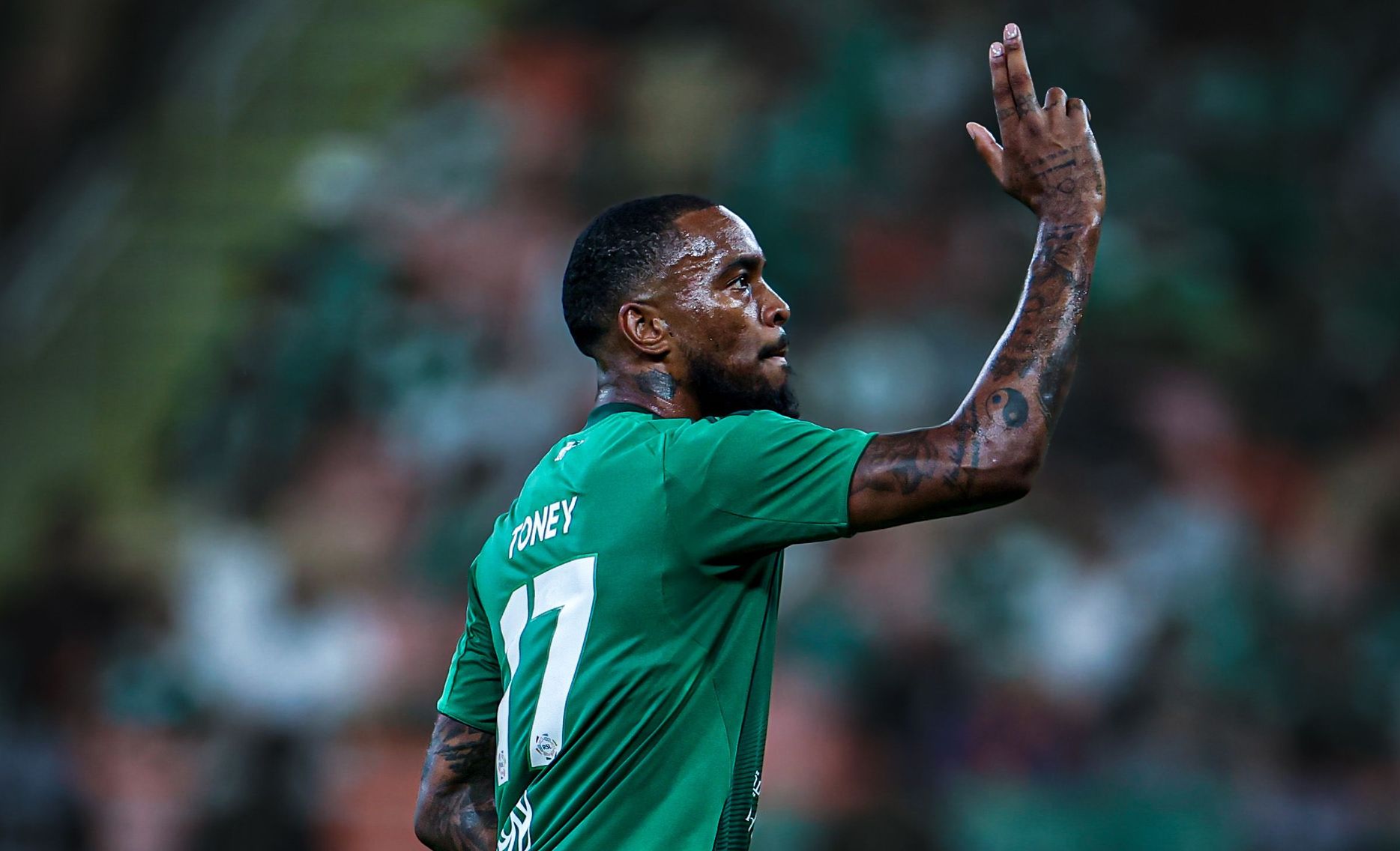 إيفان توني محتفلا بهدفه في مباراة الأهلي الافتتاحية أمام نيوم