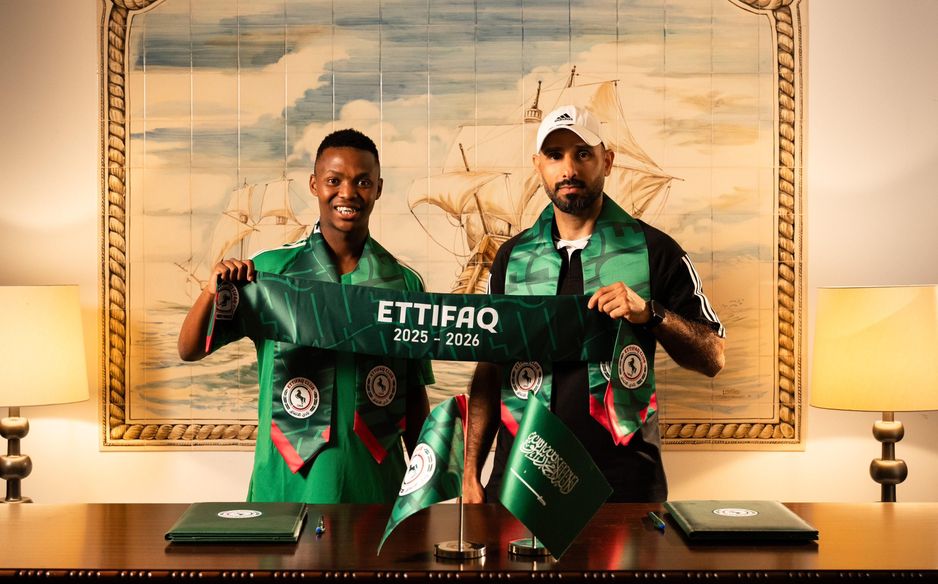 Mohau Nkota, alongside new manager Saad Al Shehri, signing for Al Ettifaq