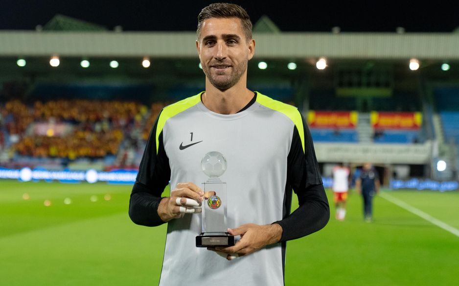 Al Qadsiah No.1 Koen Casteels picks up his 2024-25 Golden Glove award