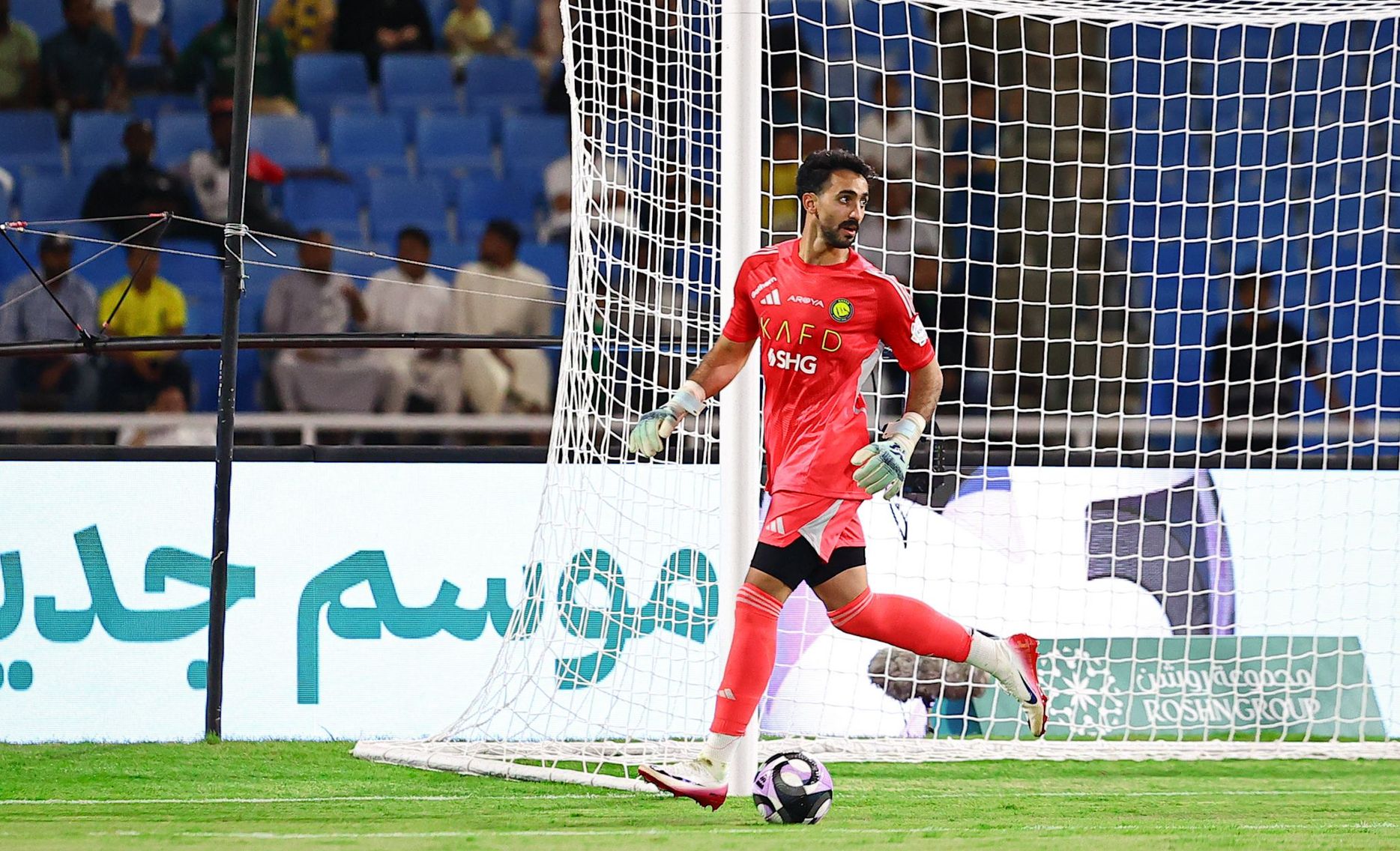 نواف العقيدي يدّون سجل ذهبي بعيدًا عن القفازات