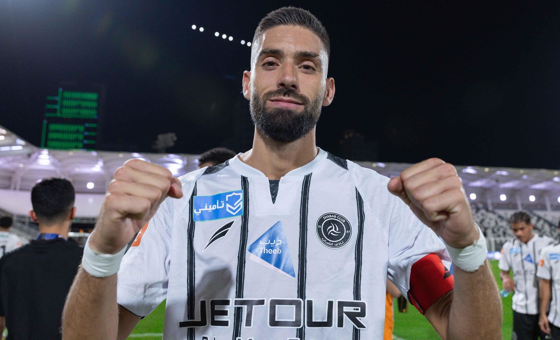 يانيك كاراسكو محتفلًا بانتصارهم الأول في الموسم
