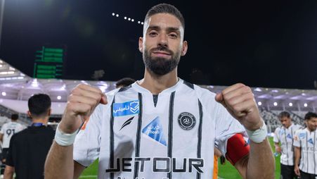 يانيك كاراسكو محتفلًا بانتصارهم الأول في الموسم