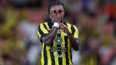 Al Ittihad's Steven Bergwijn scores v Al Fateh