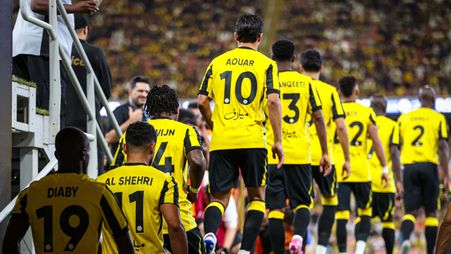 دخول لاعبي الاتحاد لملعب مباراتهم أمام الفتح