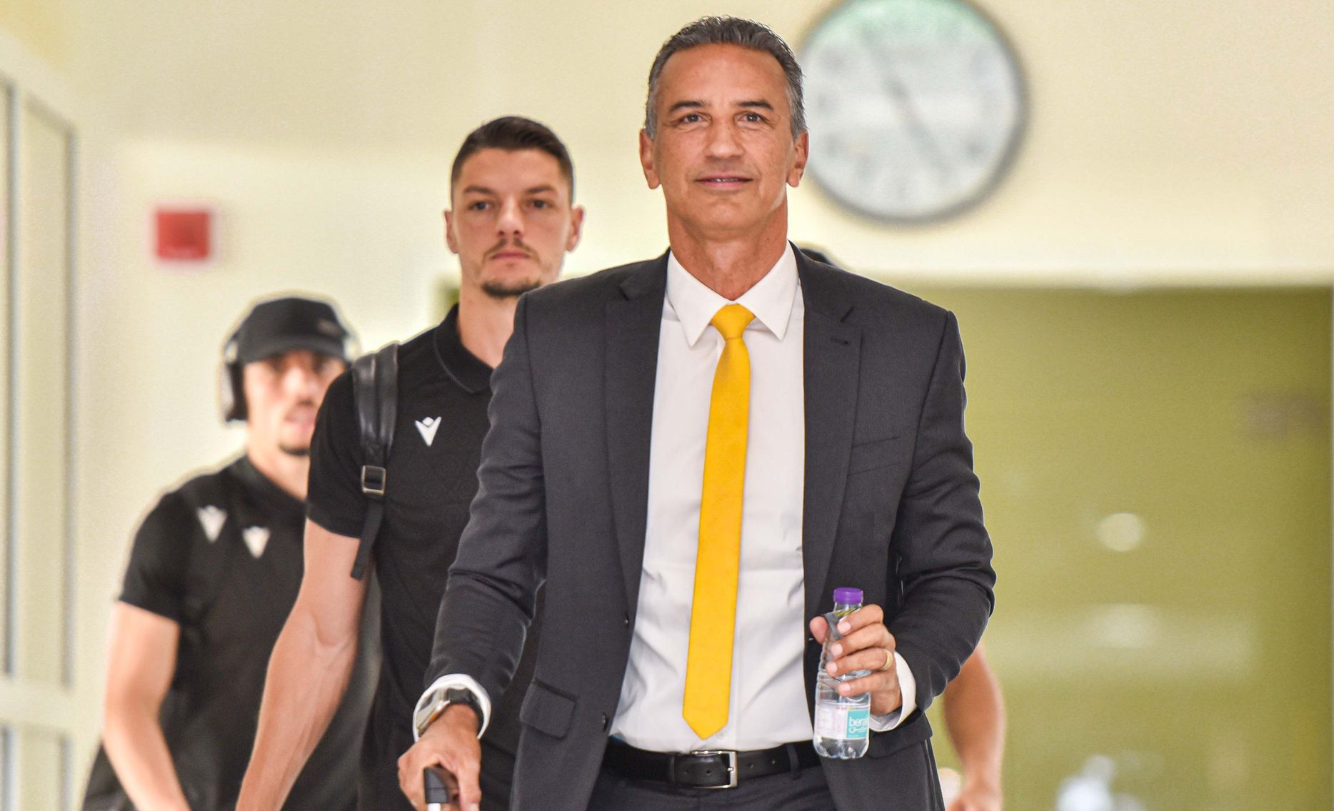 شاموسكا لحظة دخوله لملعب مباراة التعاون والاتفاق