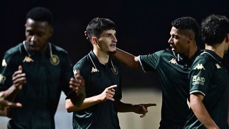 جون باكلي محتفلًا بهدف الانتصار الأول مع الخلود