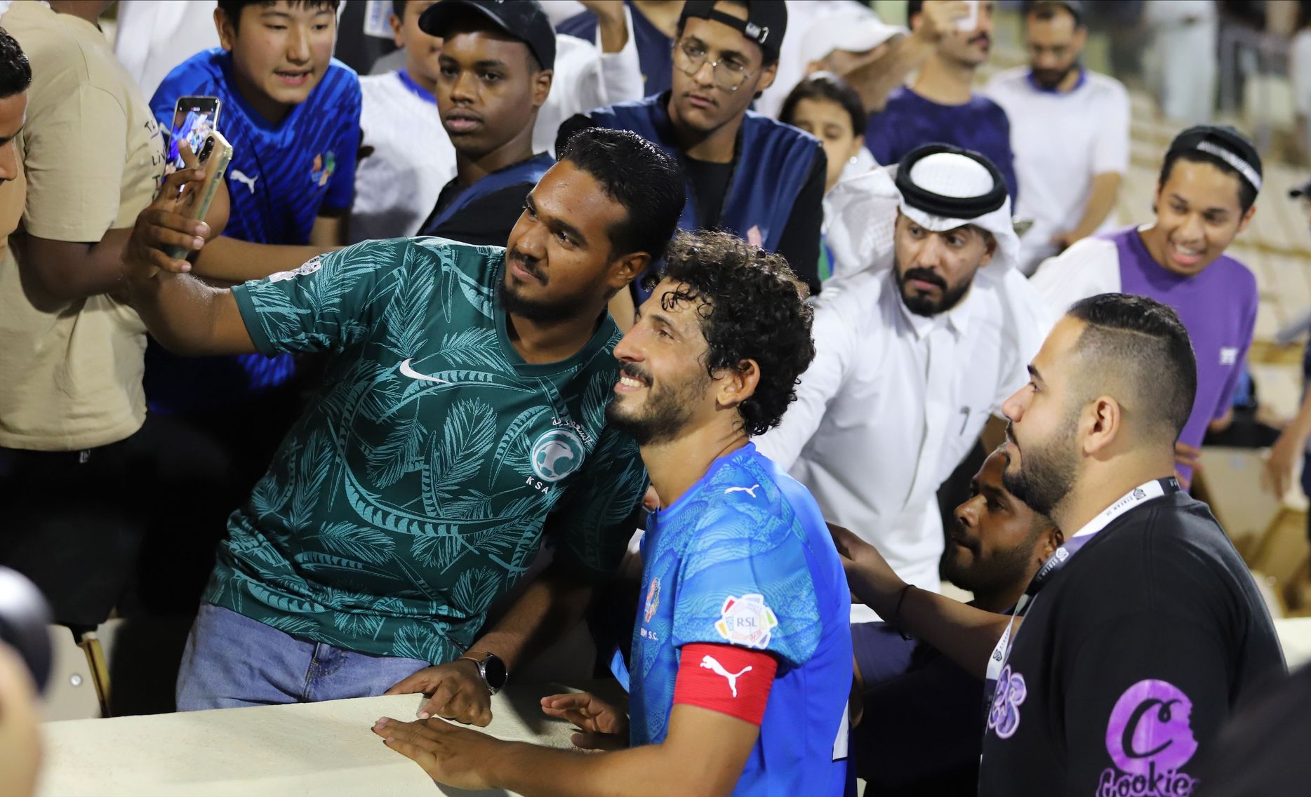 أحمد حجازي يحتفل مع الجماهير بعد أول مباراة في تبوك بدوري روشن السعودي