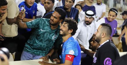 أحمد حجازي يحتفل مع الجماهير بعد أول مباراة في تبوك بدوري روشن السعودي