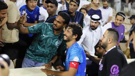 أحمد حجازي يحتفل مع الجماهير بعد أول مباراة في تبوك بدوري روشن السعودي
