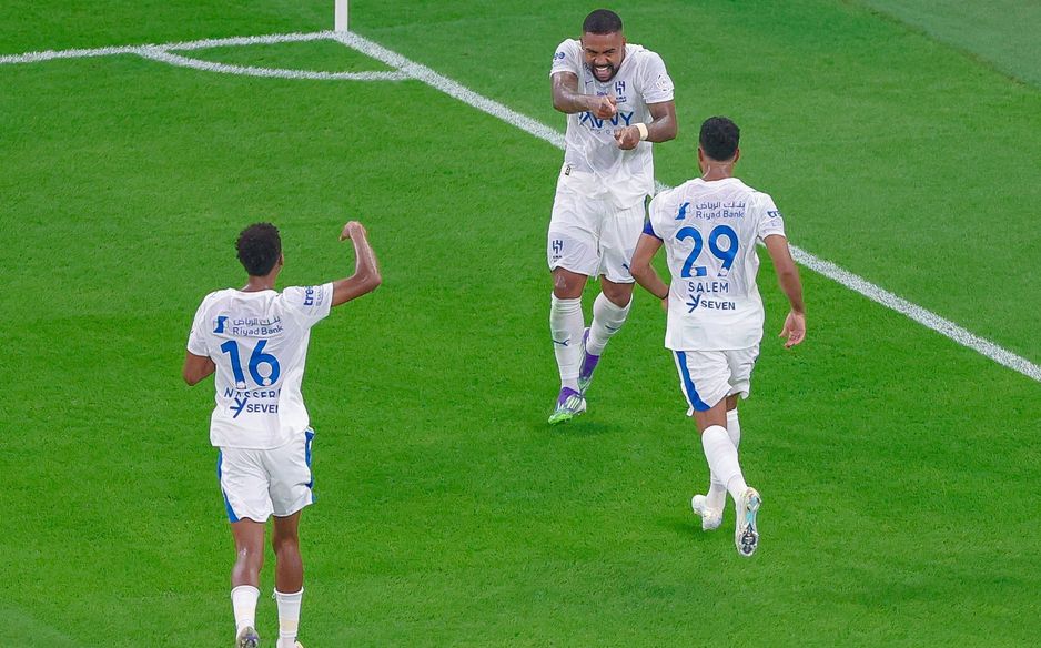 مالكوم يتلقى تهنئة صانع الهدف سالم الدوسري